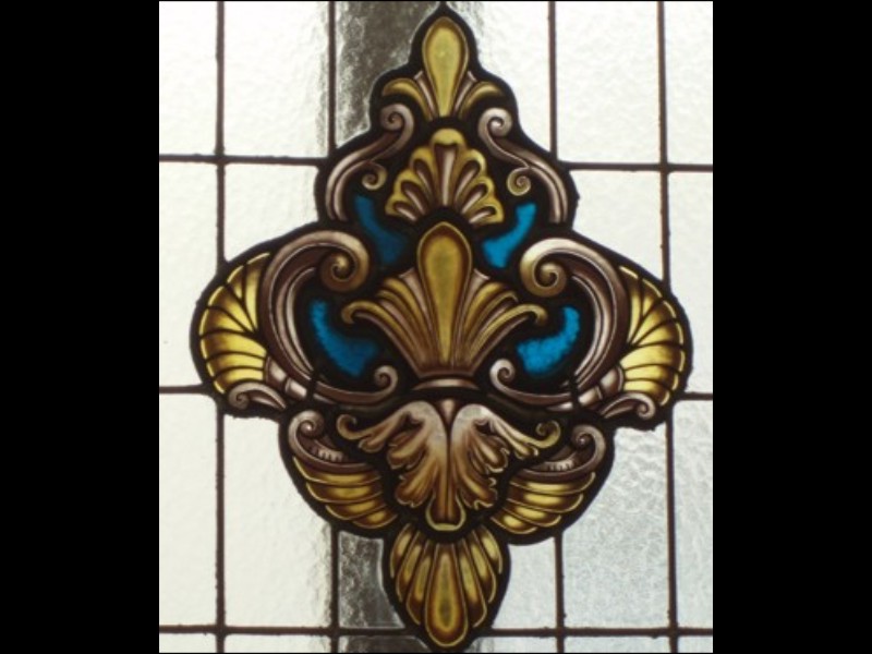 Detalle de vidriera de pintura con grisalla